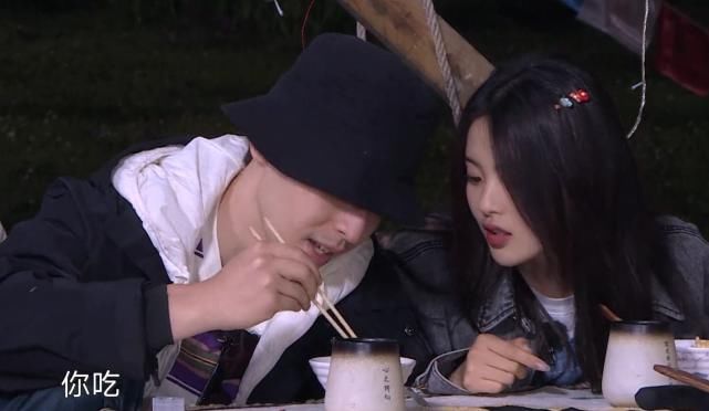  单身|杨超越夹菜给邓伦吃，谁注意邓伦接下来反应？单身者的避嫌