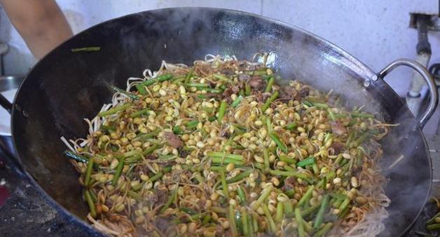 提前|一碗在普通不过的面条一天卖出500碗,提前一天排队你都吃不上