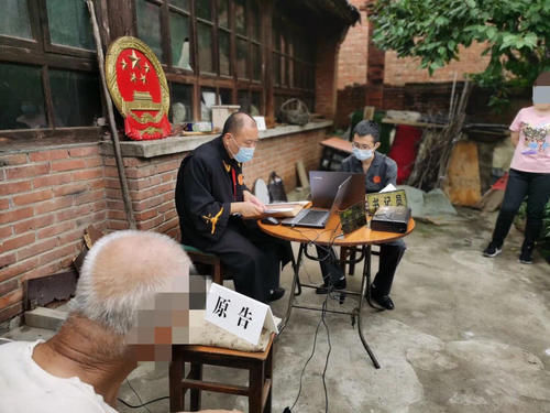 审判团队|八旬老人要离婚，法官在当事人家院子里撑伞“云”开庭