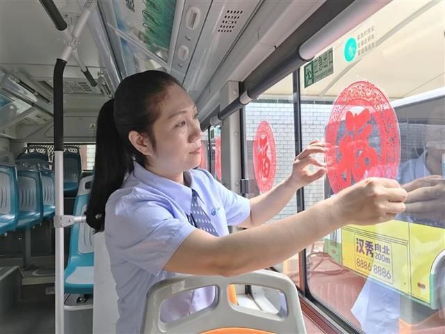 胡寒艳|带百宝箱上班，车窗上贴福字，女司机把公交车扮成了家