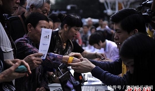 记忆|阿尔茨海默病患者家庭:疾病夺走的,不止是记忆