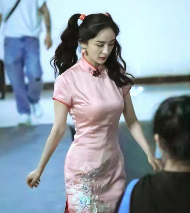  宁静|杨幂张雨绮旗袍对打，谁的曲线更曼妙？大张伟带宁静郑希怡张雨绮玩密逃崩溃