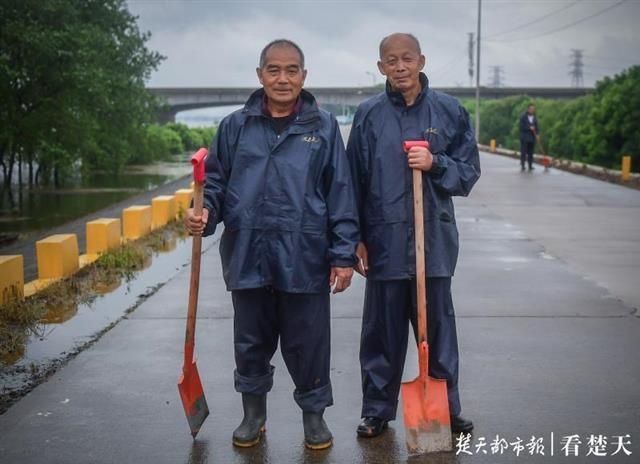 床铺|当年三根棍子当床铺，七旬老人每天12小时坚守大堤