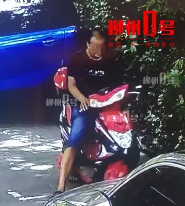  同伙|柳州街头有“拎包男”出没做这事，遇到他和同伙快报警