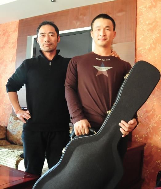  春天里|草根歌手旭日阳刚：一个再度翻红年入百万，一个回归田园种菜种田