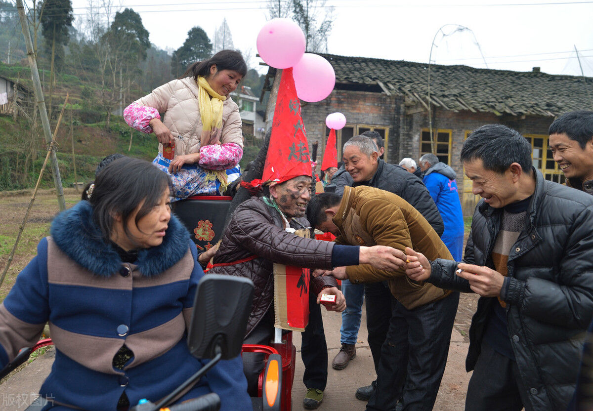 练家子|婚闹者强按新娘磕头，哪知新娘是个“练家子”，结果惨了