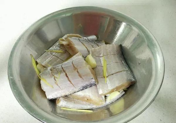  教你做|教你做蒜香椒盐带鱼，看着就很有食欲！