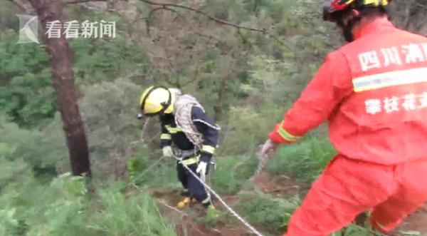  山谷|小轿车冲出路面坠下170米山谷 消防员索降救人