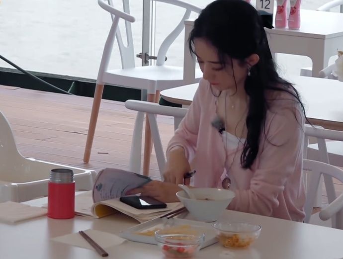  赵丽颖|中餐厅：赵丽颖在算账时，谁注意一旁保温杯？也太接地气了！