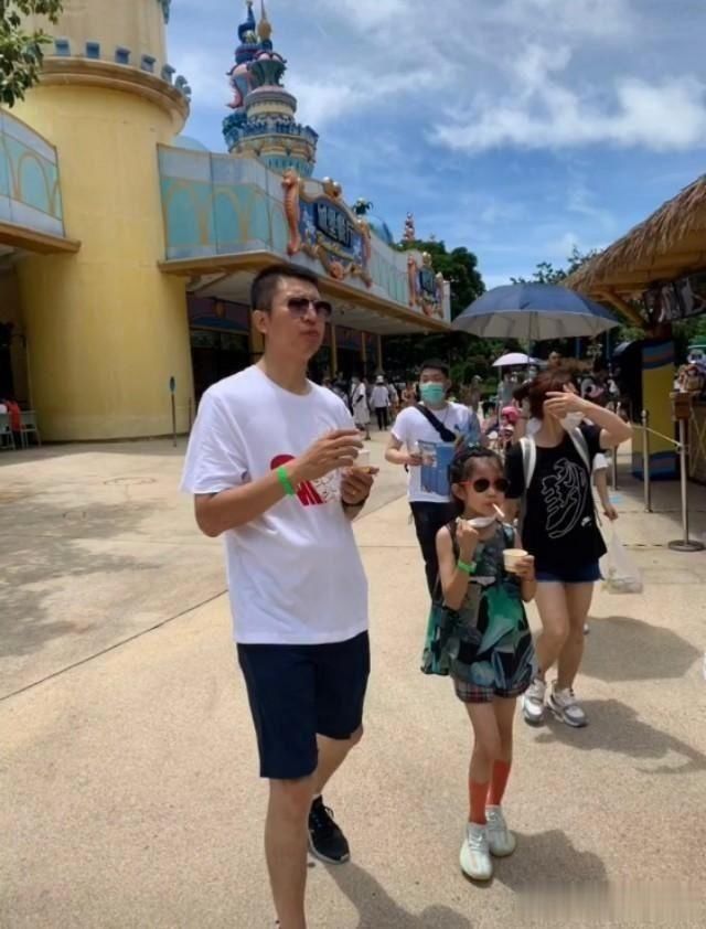 妻子|郭士强辞职后过起了向往的生活，陪女儿妻子度假相当休闲