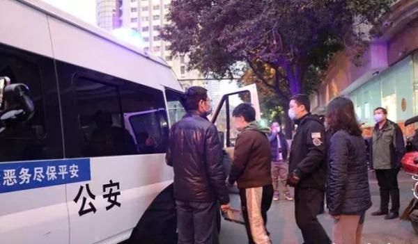 直播|为“幼教女友”直播冲榜，他透支30多万元后被拉黑…