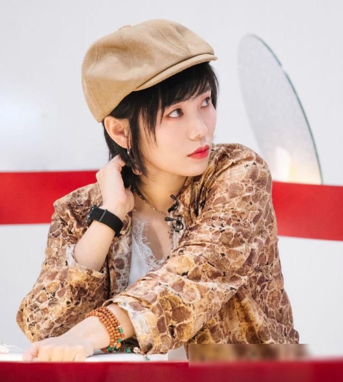  迷惑|许飞大型迷惑行为：把结婚照中杨颖的脸p成自己，她这在内涵谁？