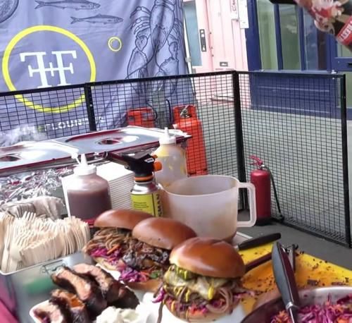  不了|国外乡村集市上的汉堡，看个头就知道吃不了亏，还是乡村套路少啊