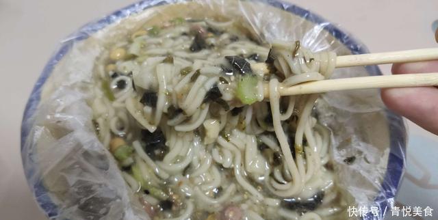 面条|豫西农村老妇坚持10年卖山野菜杂面条,好吃不贵,每天卖出200碗