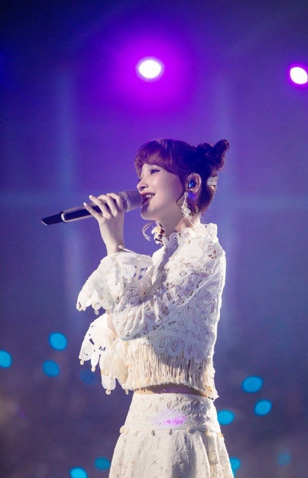 下台|《乘风破浪》金莎舞台掉2次扇子,下台后大哭,张雨绮表现成亮点