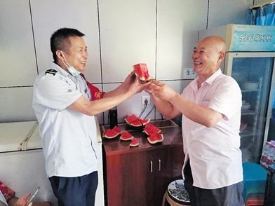 司机|老乘客给公交司机 送来了6个解暑大西瓜