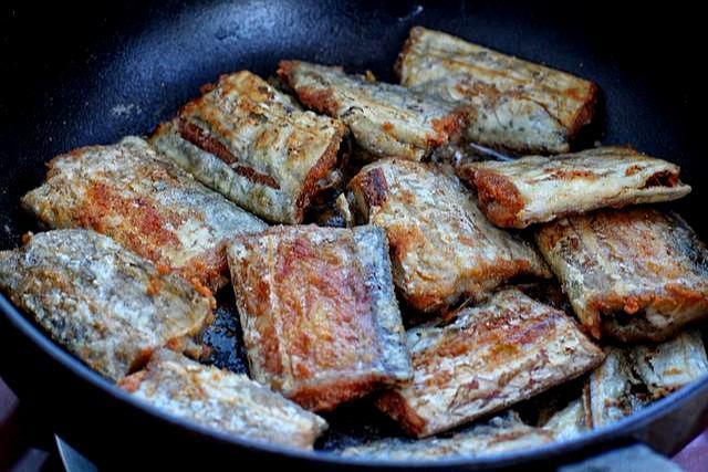 常规|带鱼的常规做法,下锅前多1步,怎么煎都不破皮