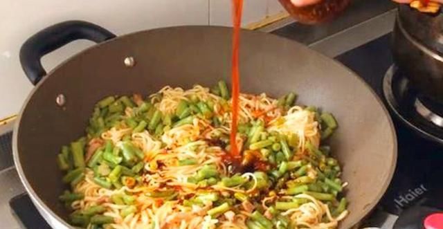 全家|面条别再煮着吃了,学会这样做,喷香又解馋,出锅全家抢着吃