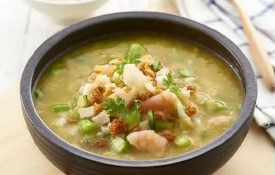 腊肉|吃货美食:石锅鸡汤脆米虾仁,腊肉炒芦笋,白灼豆芽青椒的做法