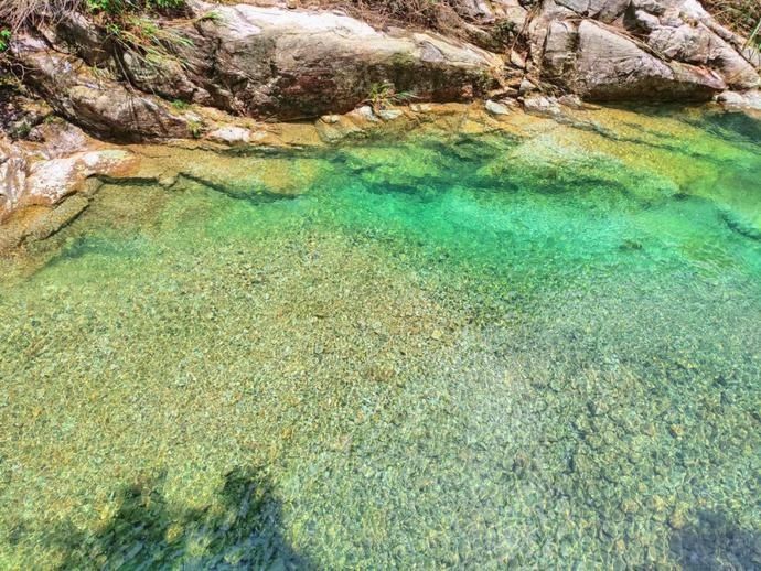  露营|小众游|泛舟露营戏水K歌……漫步夹缝岩，感受惬意悠然