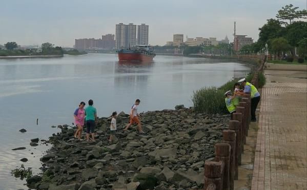  岐江|危险！孕妇带老少4人翻越栏杆岐江边玩水！幸好他们出手……