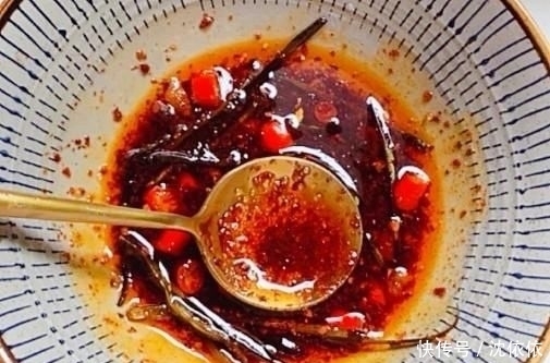 鲜爽|葱油酸辣宽粉(教你一道鲜爽可口、好吃过瘾的美味小吃)。