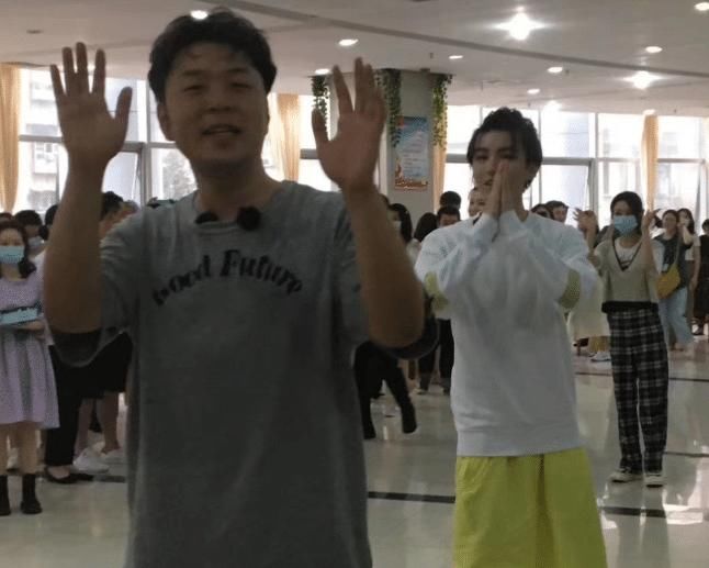 同台|王俊凯追星成功,和自己的偶像同台录节目,一时间不知道该羡慕谁