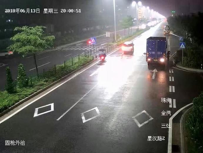  南宁|还在穿这种雨衣驾驶电动车吗？南宁一市民遭遇惊魂一刻……