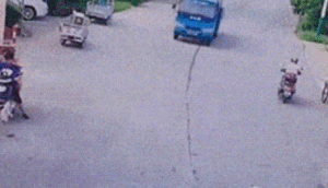  着孩子的手|2岁孙女过马路被撞飞，因为一个动作，爷爷被判主要责任