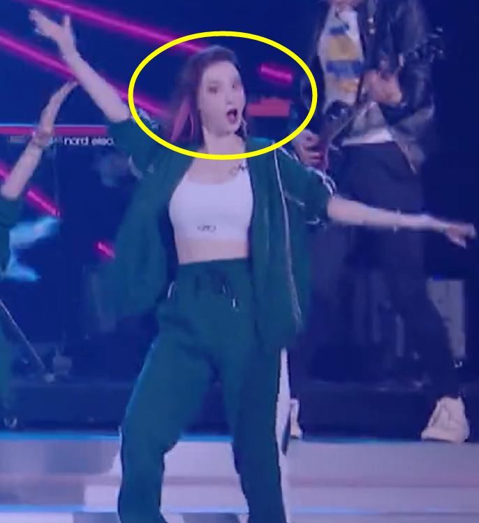  张萌|张雨绮团开场都一脸严肃，谁注意一旁张萌表情？原来我笑出鹅叫！