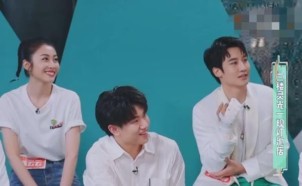  个子|《快乐大本营》麦亨利内涵何炅“个子矮”，谁注意到何炅的表情？