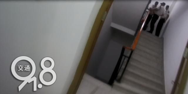  女主播|女主播上厕所，发现有个男的跑出来？