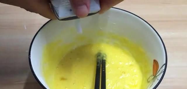  好吃|2个鸡蛋1勺面粉，教你做最简单的鸡蛋糕，细腻柔软，真的太好吃了