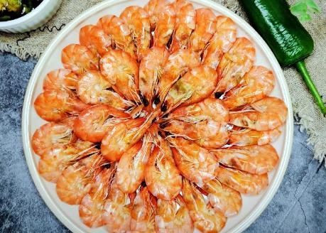  紧致|做水煮虾，冷水下锅还是开水下锅?做对了，虾肉鲜嫩紧致有弹性
