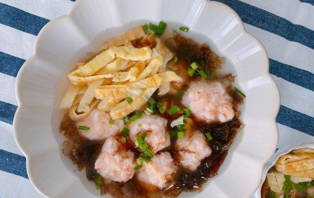  鲜味|鲜味十足的紫菜虾滑汤，适合各种人群，补钙有营养，好吃还不长胖