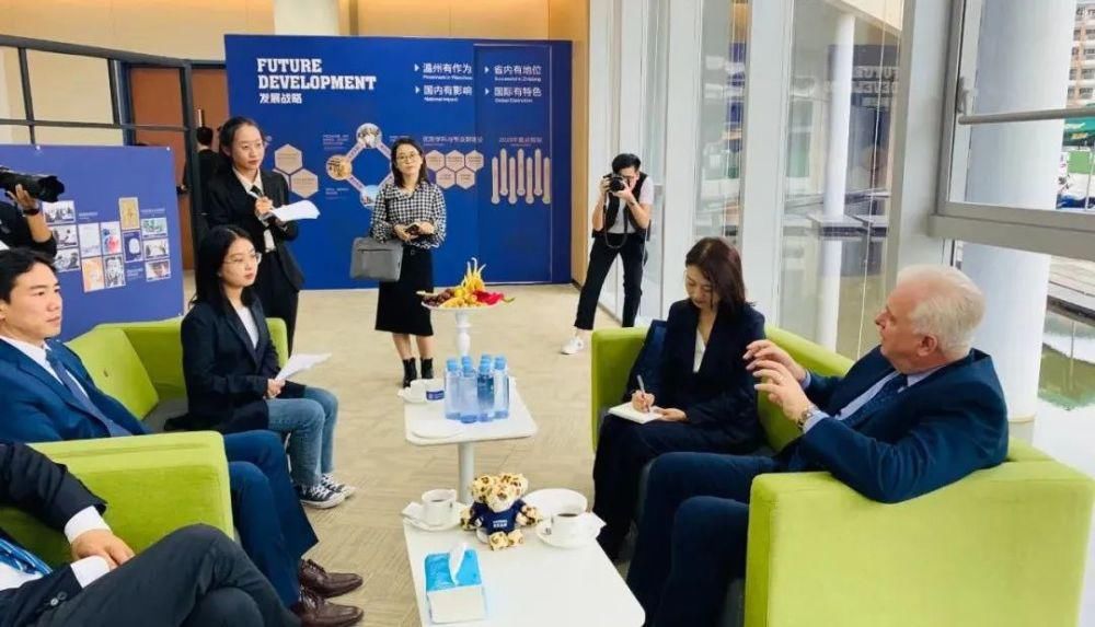 杜尚|从科学家到外交官，大使寄语温肯儿：学无止境，不断积累是成功的开始