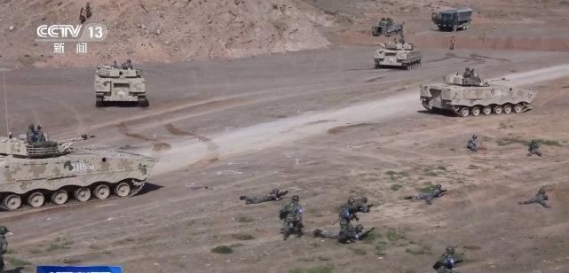  装备|跨越-2020青铜峡A演习震撼画面，战车塞满山谷，红军又打输了