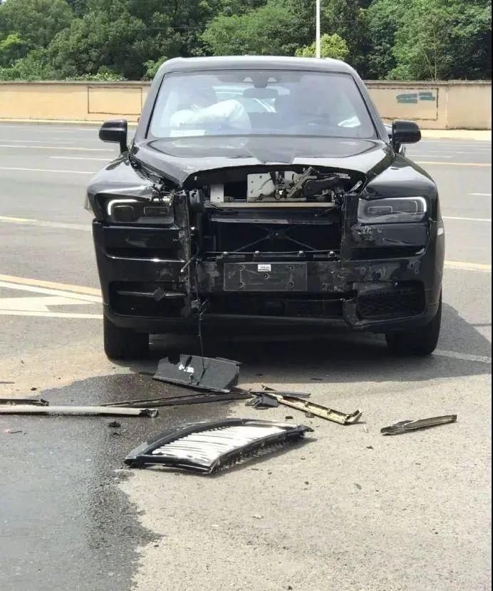  违法行为|长沙一面包车撞劳斯莱斯，交警定责了！