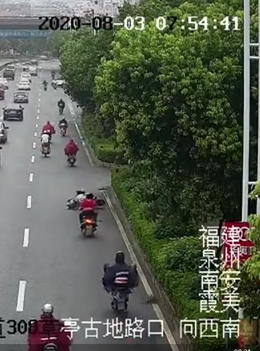  雨天|10分钟4辆电动车滑倒，雨天路滑注意安全