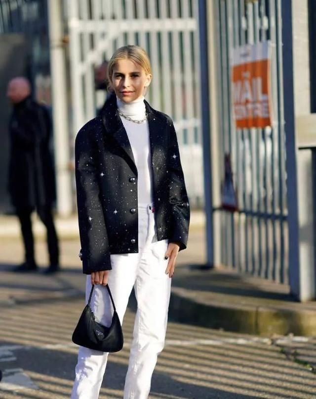 高级有质感|还在背水桶包吗？今年流行的可是“腋下包”，谁背谁好看