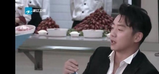  郑恺录|跑男郑恺录跑男瘦了10斤，蔡徐坤熊抱郑恺，郑恺带了一朵什么花