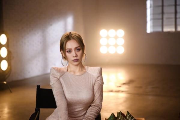  脸上|乘风破浪姐姐二公舞台，宁静口红色号成赢家？郑希怡脸上留黑唇印