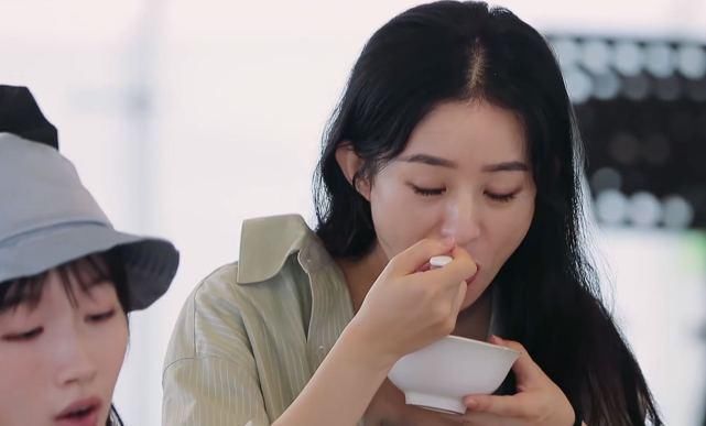 吃相|赵丽颖又不顾吃相了?大口吃肉加面条配可乐,几块钱的零食太抢镜