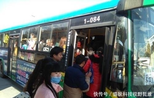 小妍母女|小女孩好心给老人让座，却被老人一家打得头破血流