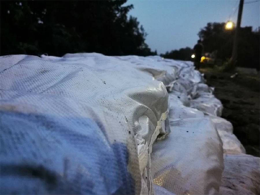  劲旅|守住最后防线!＂太行劲旅＂通宵加固圩堤