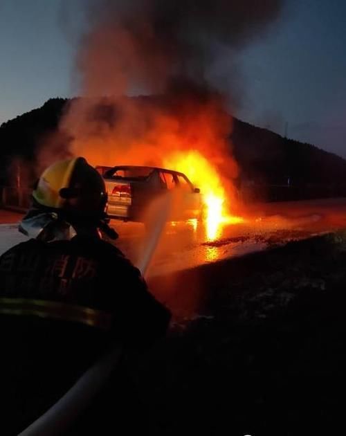  无人|白山一捷达车起火燃烧，消防火速救援，所幸车内无人被困