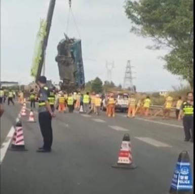  山沟|大巴被追尾翻落山沟，消防紧急救出11名乘客