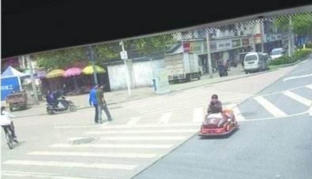  小萌娃|4岁娃开“宝马”过马路，不料被交警叔叔发现，下一秒请憋住别笑