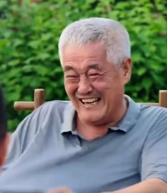  赵本山|63岁赵本山近况罕曝光，皱纹白发尽显老态，网友留言：太心疼了