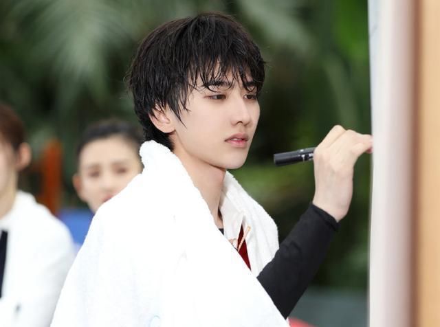  不少人|蔡徐坤《跑男》下水，“脱妆”截图照火了，这脸确定有21岁？